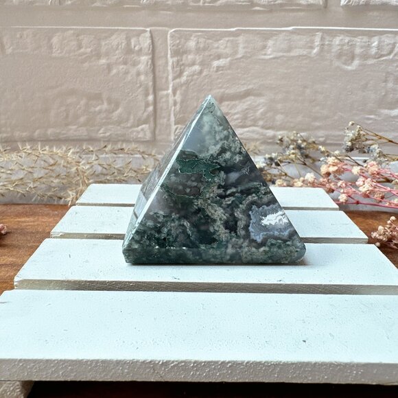 Gorgeous Moss Agate Pyramid - Picture 4 of 7